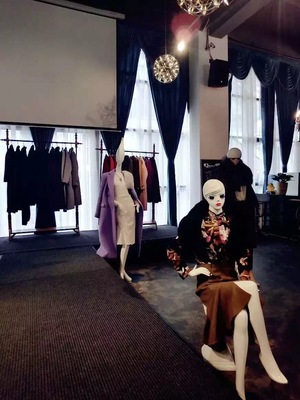 發(fā)過(guò)傳單,擺過(guò)地?cái)?這個(gè)曾被學(xué)校開除過(guò)3次的“花瓶”,成為多家企業(yè)創(chuàng)始人身價(jià)過(guò)億